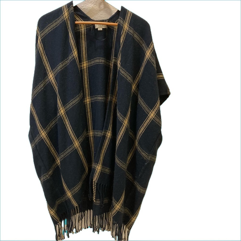 Loft wrap with bottom fringe. Navy/camel. One size.